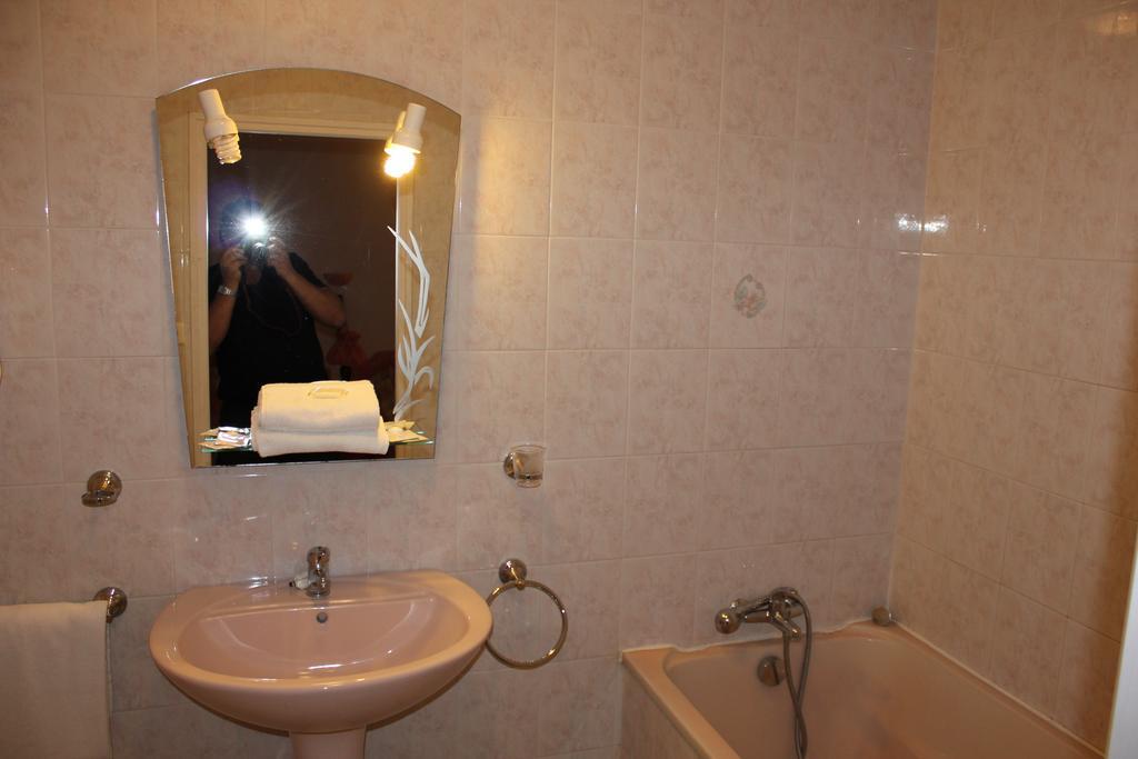 Hotel Restaurant La Camargue سالين دي جيرو الغرفة الصورة
